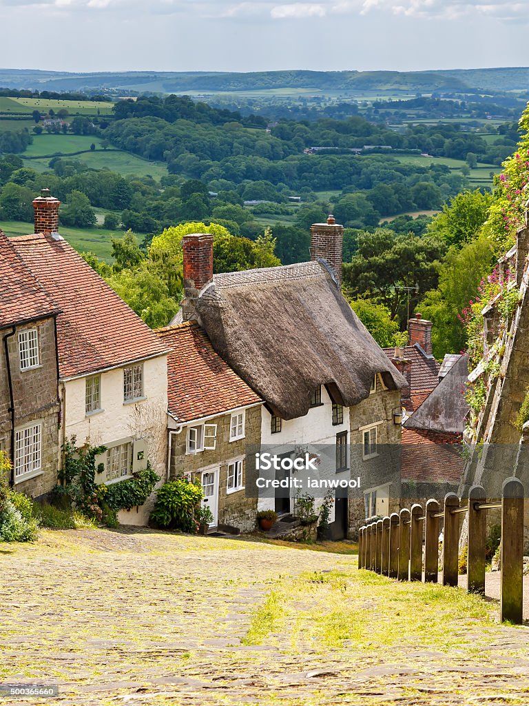 Gold Hill Shaftesbury Dorset Famous view of Picturesque cottages on cobbled street at Gold Hill, Shaftestbury  Dorset England UK Europe Gold Hill - Shaftesbury Stock Photo