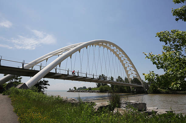 toronto's most łukowy nad zatoką humber, ontario, canada w lecie - toronto cycling bridge humber river zdjęcia i obrazy z banku zdjęć