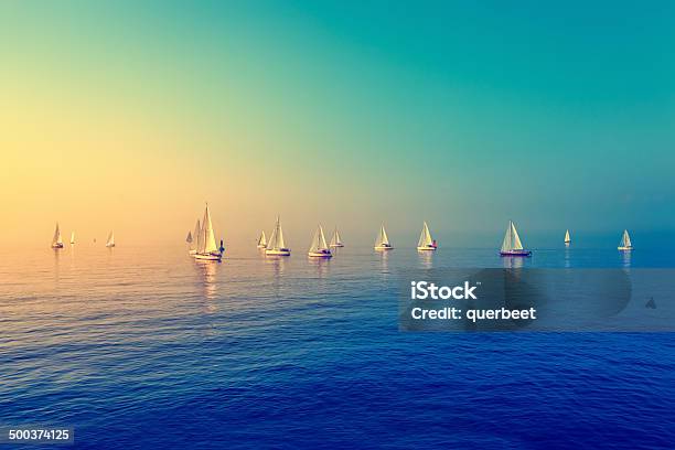 Segelboote Am Meer Stockfoto und mehr Bilder von Segelschiff - Segelschiff, Türkis - Blau, Horizont