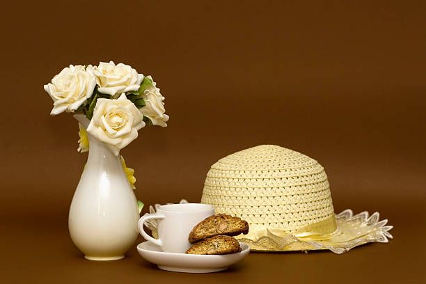 rose bukiet, słomy kapelusz i kawa z biscotti di prato - biscotti cookie coffee tea zdjęcia i obrazy z banku zdjęć