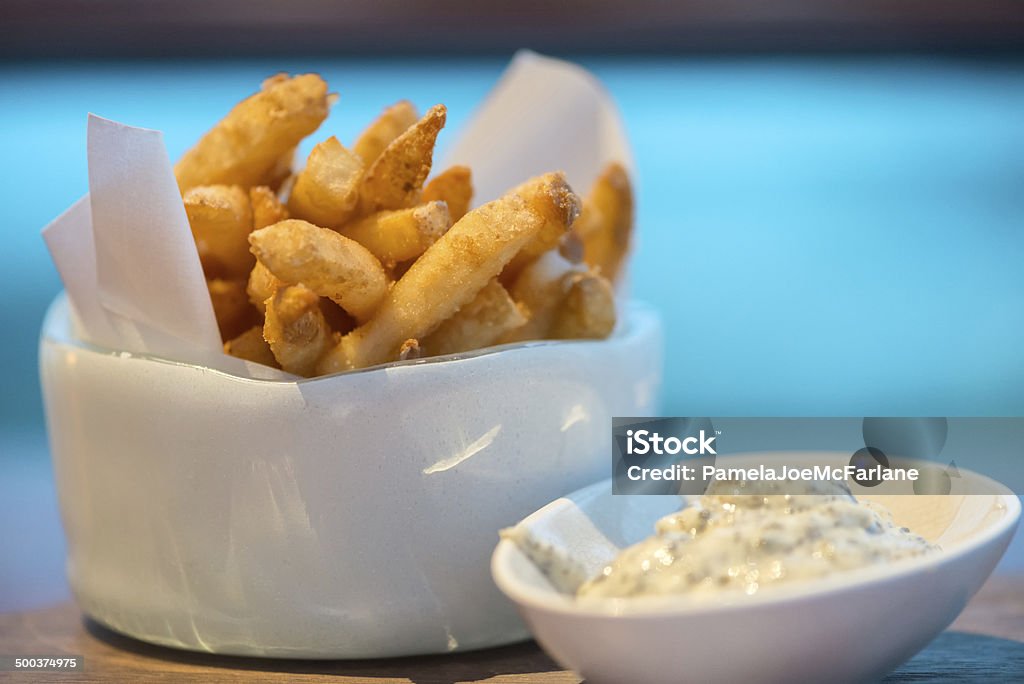 Refrigerios junto a la piscina, papas fritas y mayonesa picante Dip - Foto de stock de Patatas Fritas - Tentempié libre de derechos