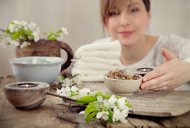 réceptionniste de spa - myrrhe femme photos et images de collection