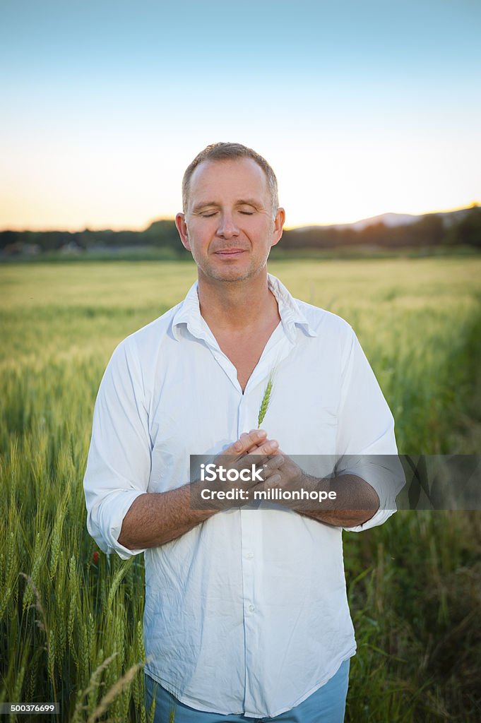 Hombre thankfull de cultivo - Foto de stock de Accesibilidad libre de derechos
