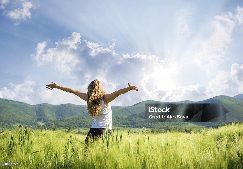 Junge Frau sich im Freien in wheat field - Lizenzfrei Eine Frau allein Stock-Foto