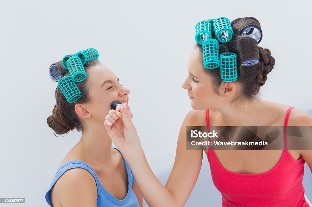 Amis, s'amuser avec des rouleaux de cheveux de maquillage - Photo de Adulte libre de droits