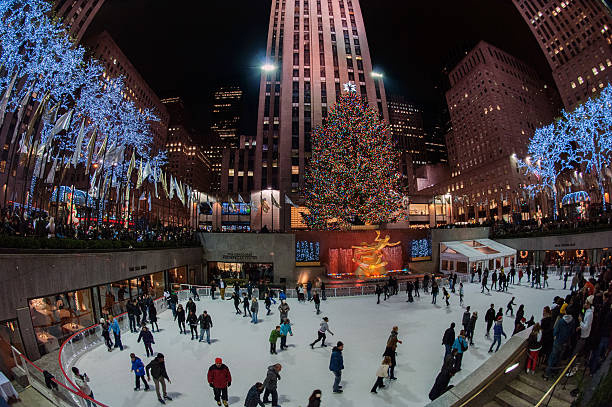 patinagem em rockfeller center pessoas que celebram xmas - rockfeller center imagens e fotografias de stock