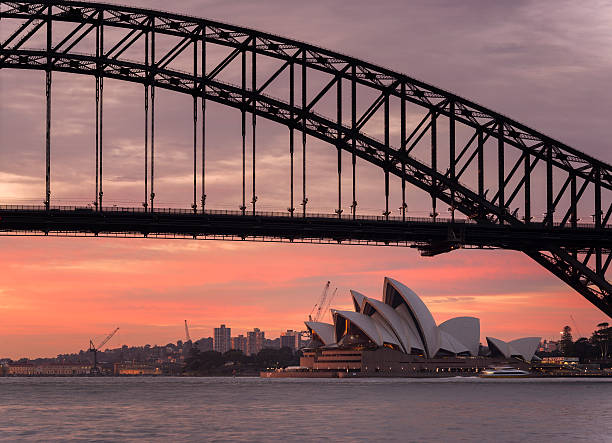 ópera de sydney durante sol aumento - bay sydney australia opera house australia imagens e fotografias de stock