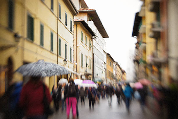 типичные общие итальянской high street с размытым и unrecogniza - viavai стоковые фото и изображения