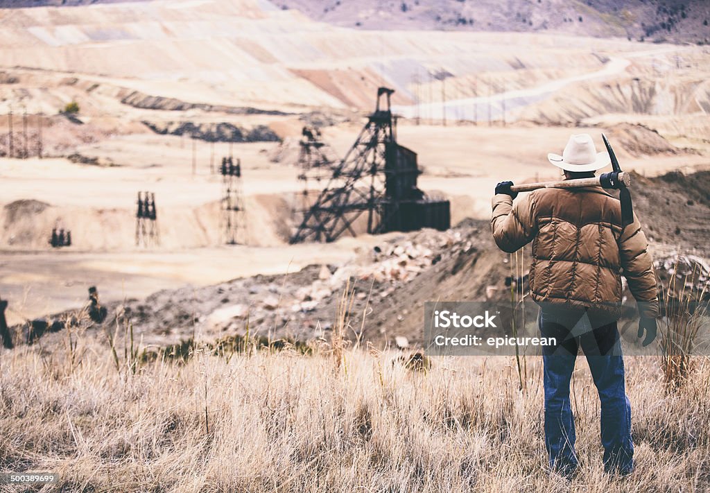 Hombre s'encuentra en rock duro cantera con viejos perforadora petrólera - Foto de stock de Minero libre de derechos