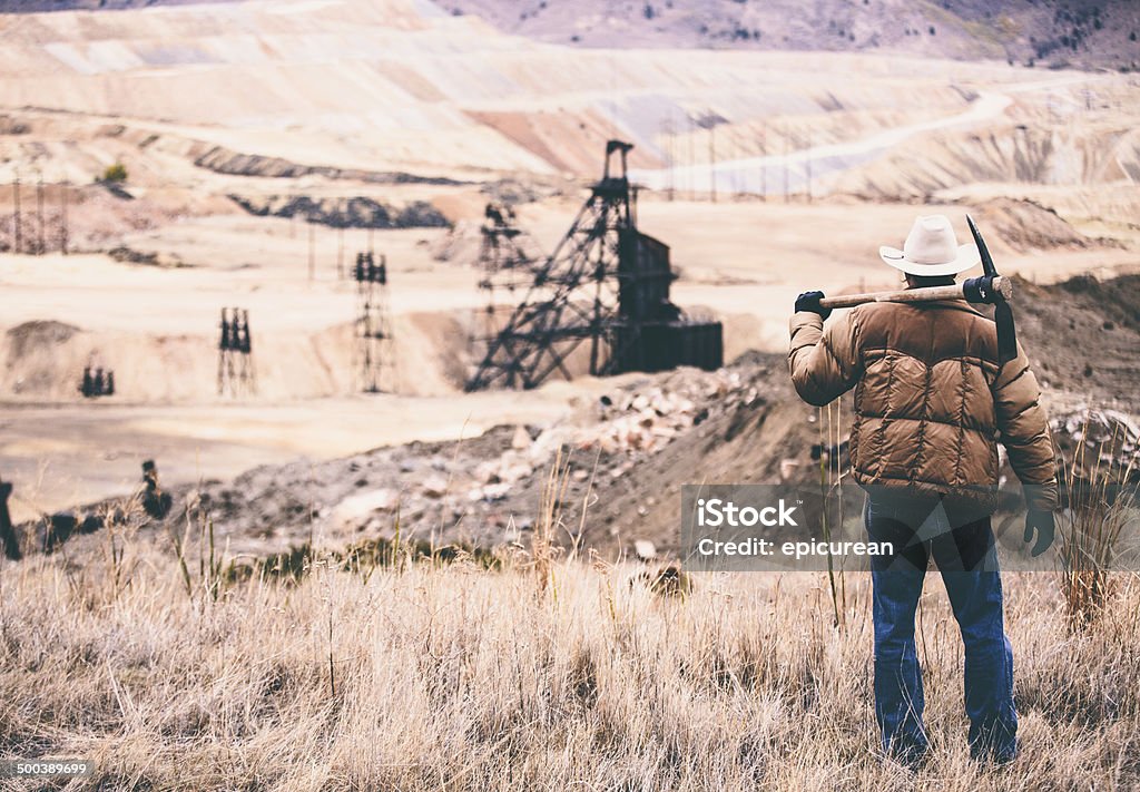 タフで男性はロッククォーリー、古い石油掘削機 - 鉱山労働者のロイヤリティフリーストックフォト