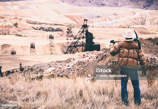 タフで男性はロッククォーリー古い石油掘削機 - 鉱山労働者のストックフォトや画像を多数ご用意 - 鉱山労働者, 努力, 歴史