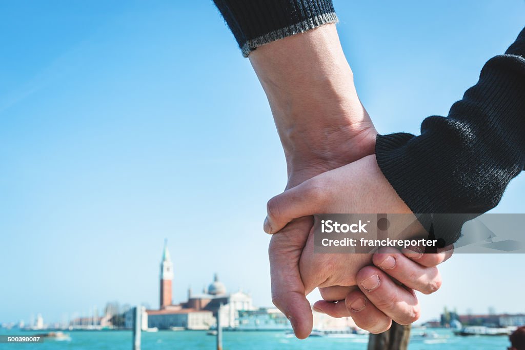 Pareja Sosteniendo Las Manos Unión En Venecia Foto de stock y más banco de  imágenes de Italia - Italia, Parejas, 30-39 años - iStock