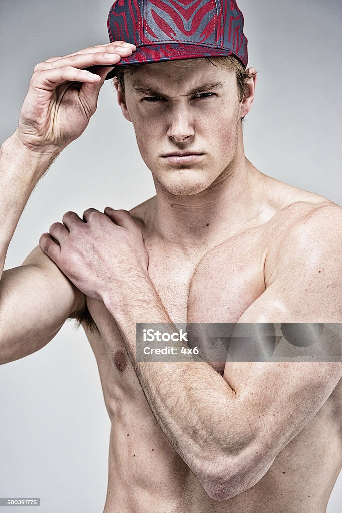 Intramuscular sin camisa hombre mirando a la cámara - Foto de stock de 20 a 29 años libre de derechos