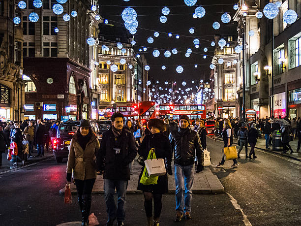 amigos caminando por oxford street, london, durante navidad - editorial tourist travel destinations bus fotografías e imágenes de stock