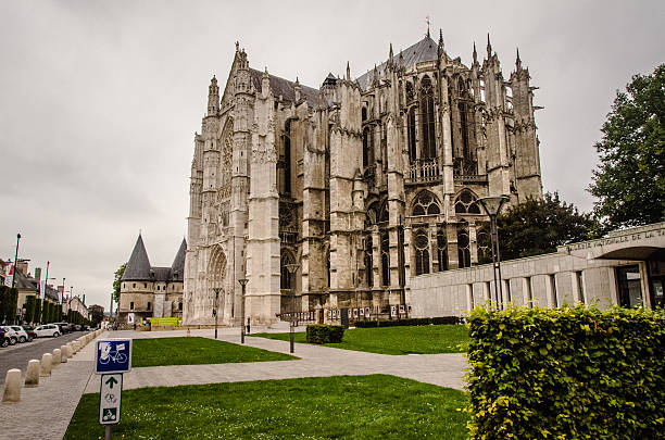 beauvais katedra - local landmark old town skyline cathedral zdjęcia i obrazy z banku zdjęć