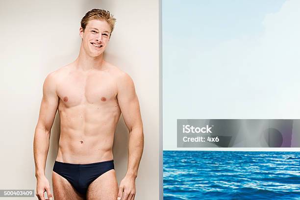 Szczęśliwy Pływak Stojąc Przed Beach - zdjęcia stockowe i więcej obrazów Mężczyźni - Mężczyźni, Slipy pływackie, 20-29 lat