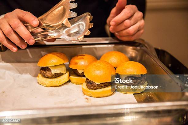 Hamburgery Na Rolkach W Formie Bufetu Jest Serwowane W Stronę - zdjęcia stockowe i więcej obrazów Bankiet