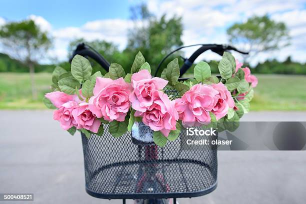 Foto de Bicicleta De Verão Com Flores e mais fotos de stock de Ajardinado - Ajardinado, Azul, Bicicleta