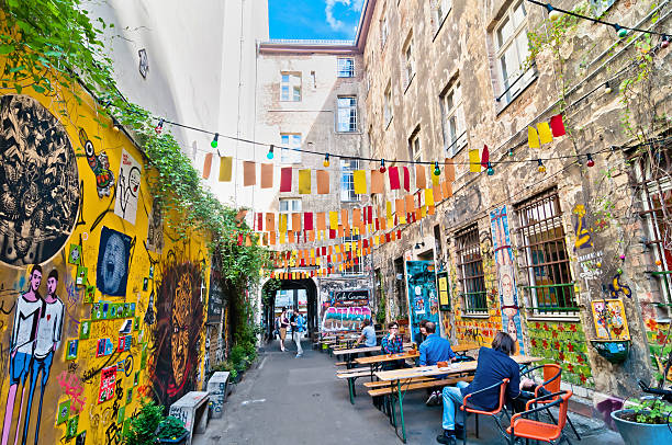 vista sulla strada nella brunnenstrasse, quartiere mitte di berlino, - berlino foto e immagini stock