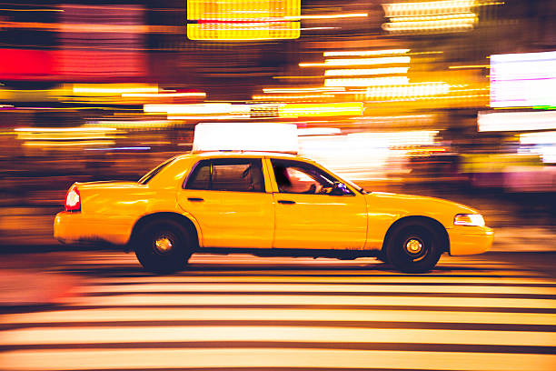 yellow cab du trafic de times square - taxi photos et images de collection