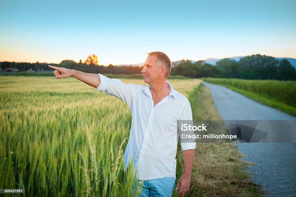 Hombre en el campo - Foto de stock de Agricultor libre de derechos