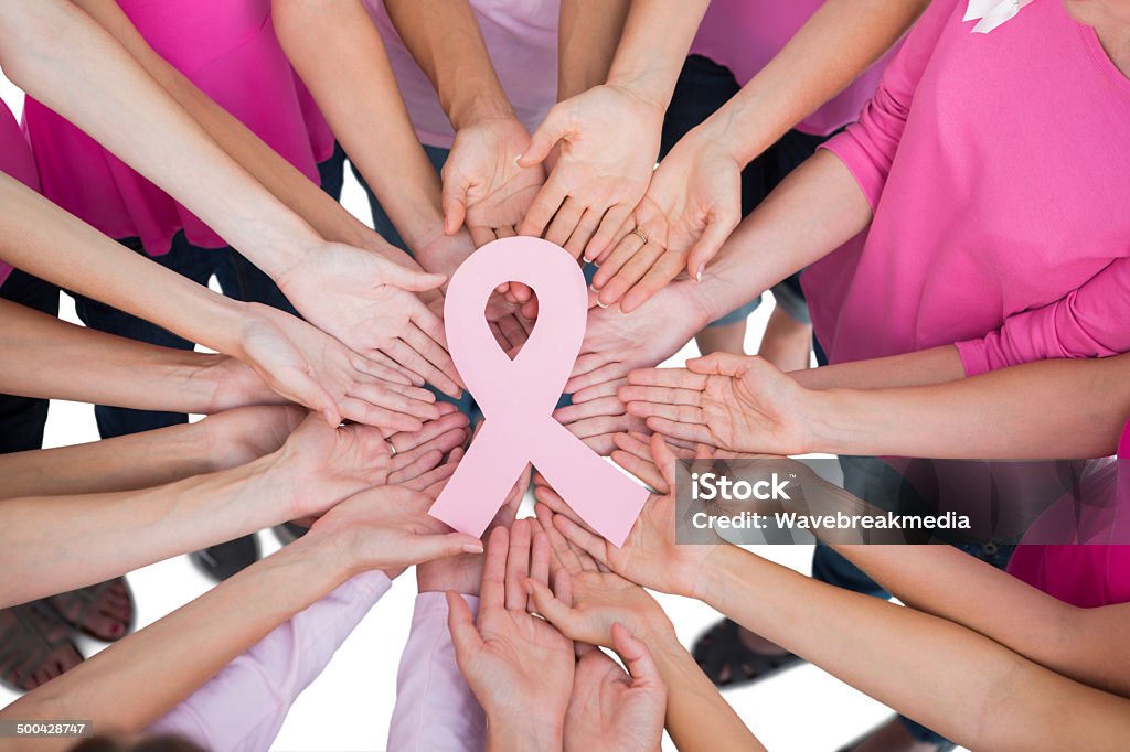 Ręce, dołączył w kręgu Trzymając symbolem walczyć z rakiem piersi - Zbiór zdjęć royalty-free (Świadomość raka piersi)