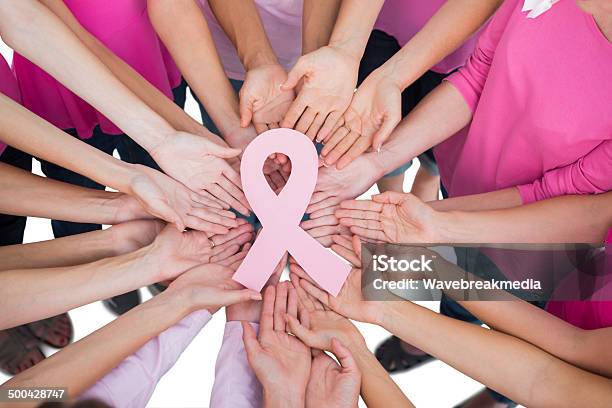 Ręce Dołączył W Kręgu Trzymając Symbolem Walczyć Z Rakiem Piersi - zdjęcia stockowe i więcej obrazów Świadomość raka piersi