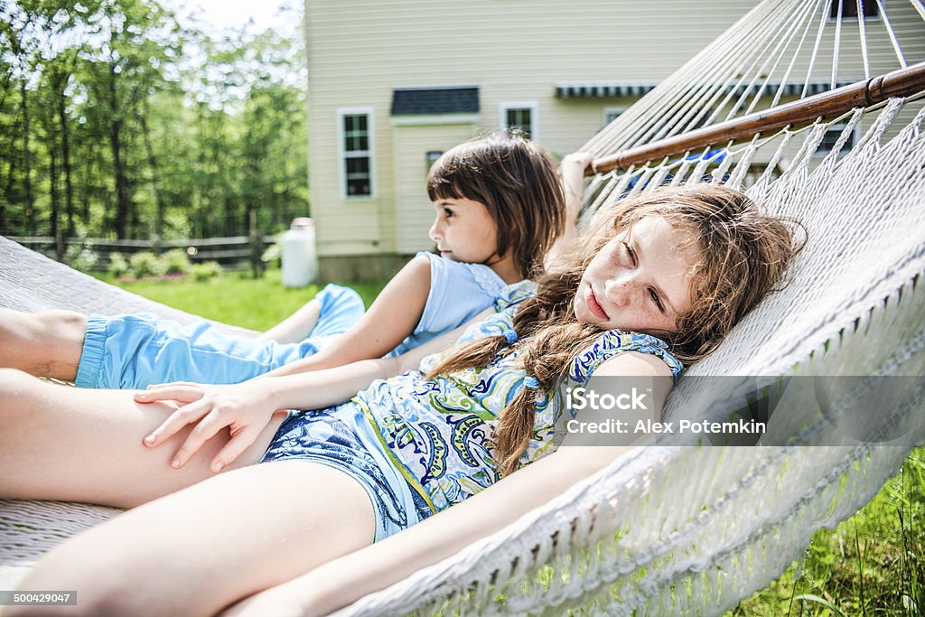 Duas irmãs deitar-se na rede - Foto de stock de Adolescente royalty-free