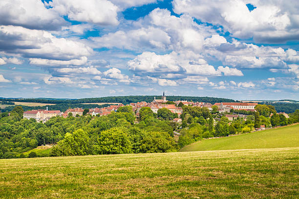 ciudad medieval de flavigny-sur-ozerain - cote dor fotografías e imágenes de stock