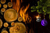 weihnachtsbaum-mit-spielzeug-am-offenen-kamin.jpg?b=1&s=170x170&k=20&c=4UlcfvWvWcxkGDXPWTl8PeBgtSYpyNSwzK57DAxYgNg=