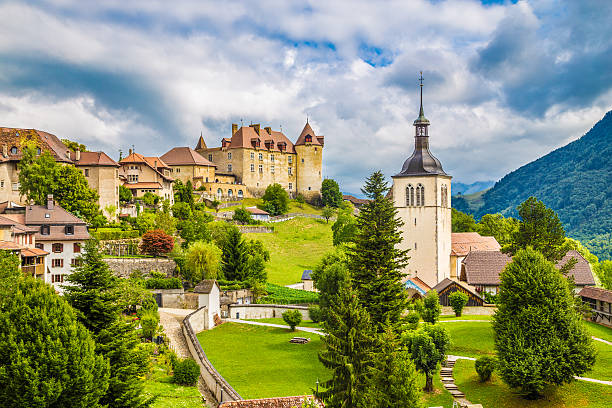 gruyères cidade medieval de fribourg, na suíça, - residential structure summer season valley - fotografias e filmes do acervo