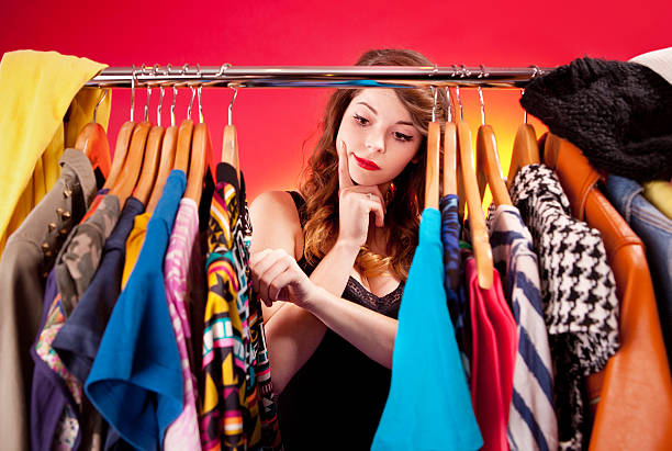 junge frau, die entscheiden, was anziehen - women choosing choice clothing stock-fotos und bilder