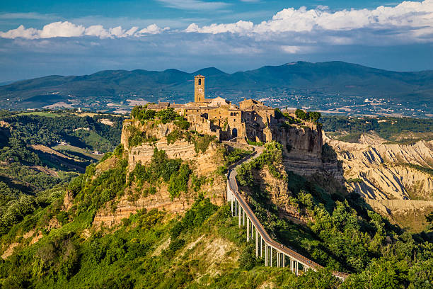 civita di bagnoregio, lazio, italia - town village hill panoramic foto e immagini stock