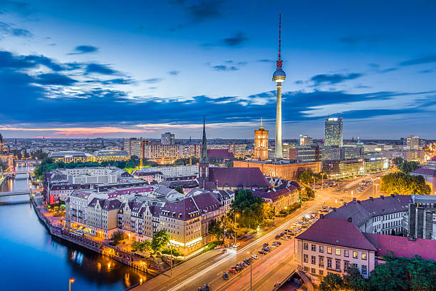 panorama de la ville de berlin pendant blue hour au crépuscule, allemagne - berlin germany germany antenna skyline photos et images de collection