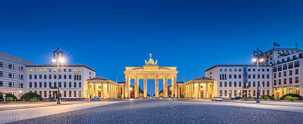 pariser platz con brandenburger tor al amanecer, berlín, alemania - brandenburg gate berlin germany germany night fotografías e imágenes de stock