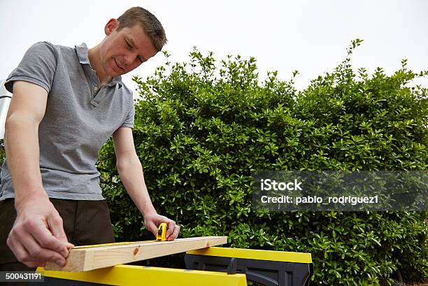 Tradesman Ist Ein Stück Holz Stockfoto und mehr Bilder von Arbeiten - Arbeiten, Arbeiter, Auffahrt