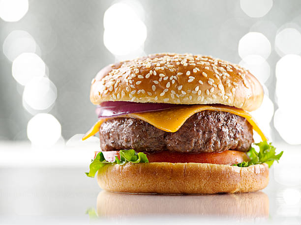 cheeseburguer no fundo brilhante - sesame bun american culture cheddar imagens e fotografias de stock