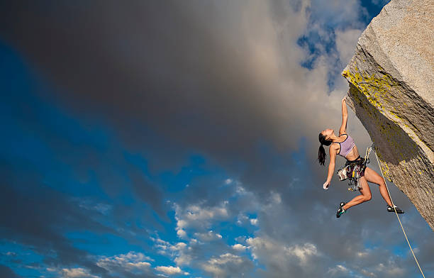 alpinista na borda. - leadership risk cliff mountain climbing imagens e fotografias de stock