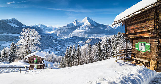 el paraíso invernal con montañas en los alpes chalets - shack european alps switzerland cabin fotografías e imágenes de stock