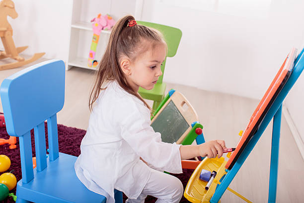 istock Little girl draw in the room 500432421