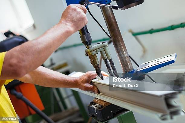 Aluminio Y Las Ventanas De Pvc Trabajador De La Industria Foto de stock y más banco de imágenes de Acero