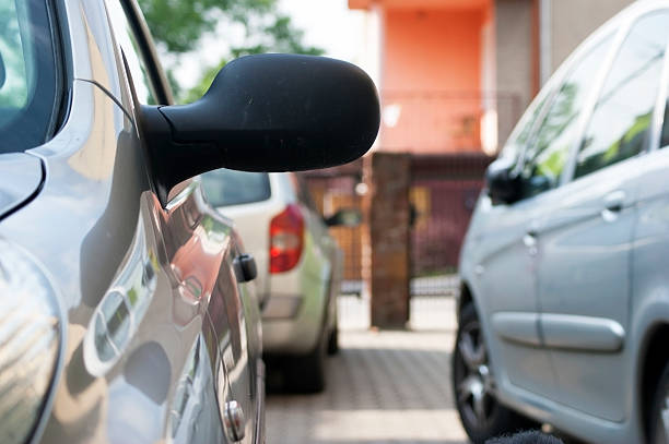 istock Line of Cars 500440643