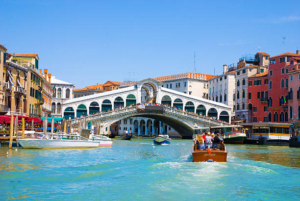 canal grande venedig mit gondeln und rialto-brücke, italien - venice italy italy rialto bridge italian culture stock-fotos und bilder