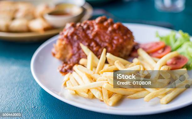 Frango Frito Com Batatas Fritas - Fotografias de stock e mais imagens de Batata Frita - Lanche - Batata Frita - Lanche, Frango Frito, Sul