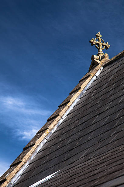 кельтский крест на крыше старинный церковь - celtic cross cross shape blue vertical стоковые фото и изображения