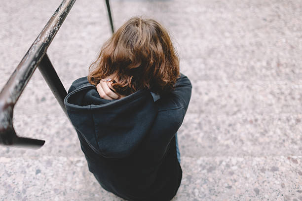 depressione adolescente, seduto sulle scale - violence women child abuse teenager foto e immagini stock