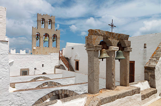 ilha de patmos na grécia. mosteiro de são joão evangelista - mosteiro imagens e fotografias de stock