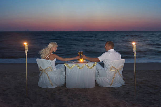 istock Couple at sea beach during luxury romantic dinner with candles 500456133