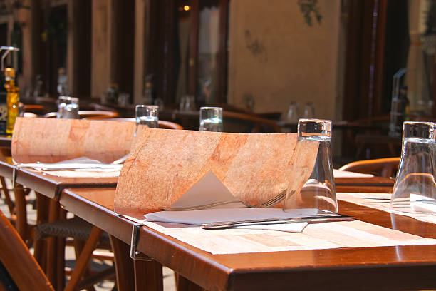 gläsern serviert tabelle in ein café im außenbereich - travel outdoors tourist venice italy stock-fotos und bilder