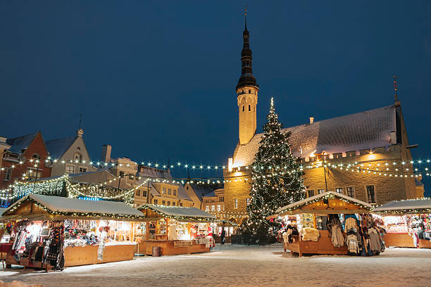 weihnachtsmarkt in tallinn, estland - weihnachtsmarkt stock-fotos und bilder